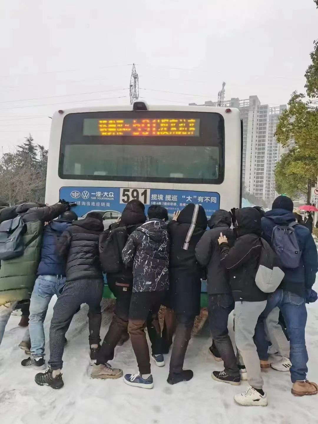 当前头条：冻的雨遇到热的城！遇事争着出把力，这很武汉