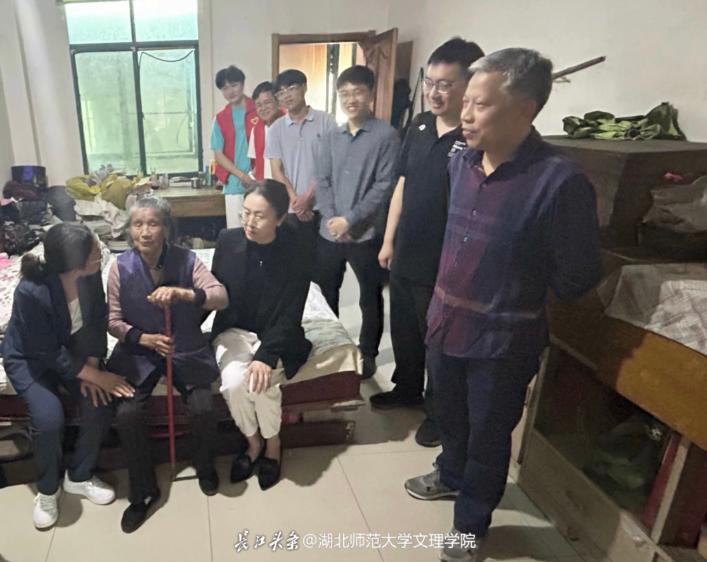 村领导校领导院领导一同慰问老人.PNG