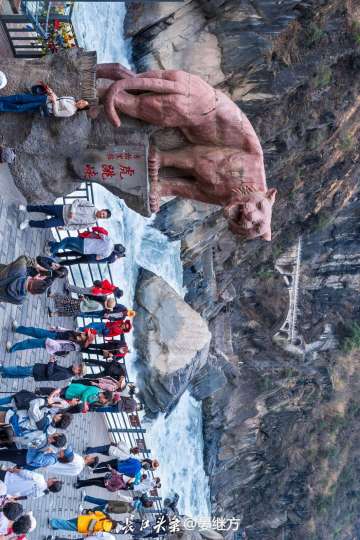 《七彩云南》——虎跳峡
虎跳峡位于云南省迪庆藏族自治州香格里拉市虎跳峡镇，4A级景区。虎跳峡是中国最深的峡谷之一，以奇、险、雄壮著称于世。虎跳峡南岸是玉龙雪山，北岸是哈巴雪山，受两岸高山的束博，金沙江