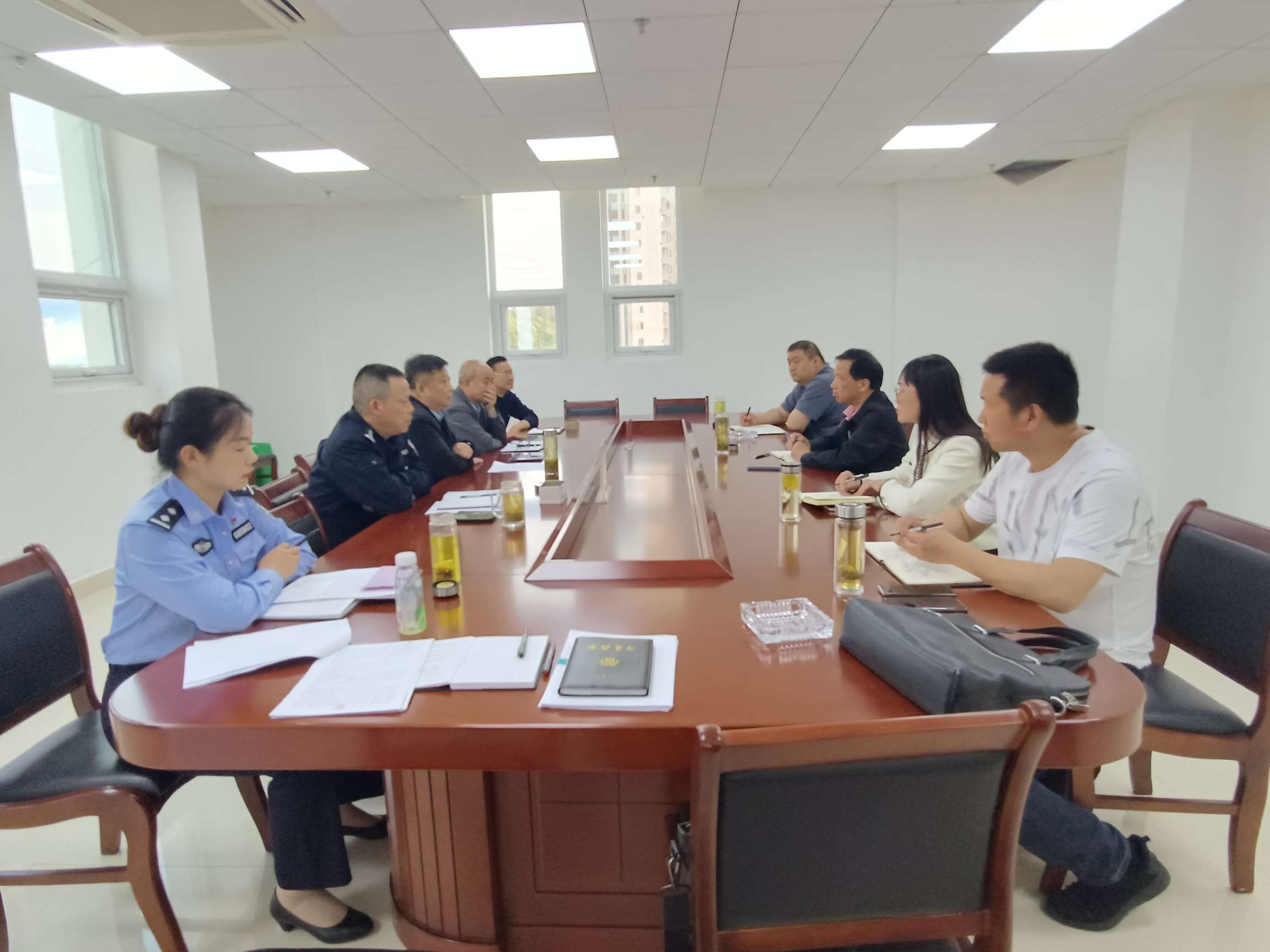 专案组民警会商研判梳理案件线索.jpg