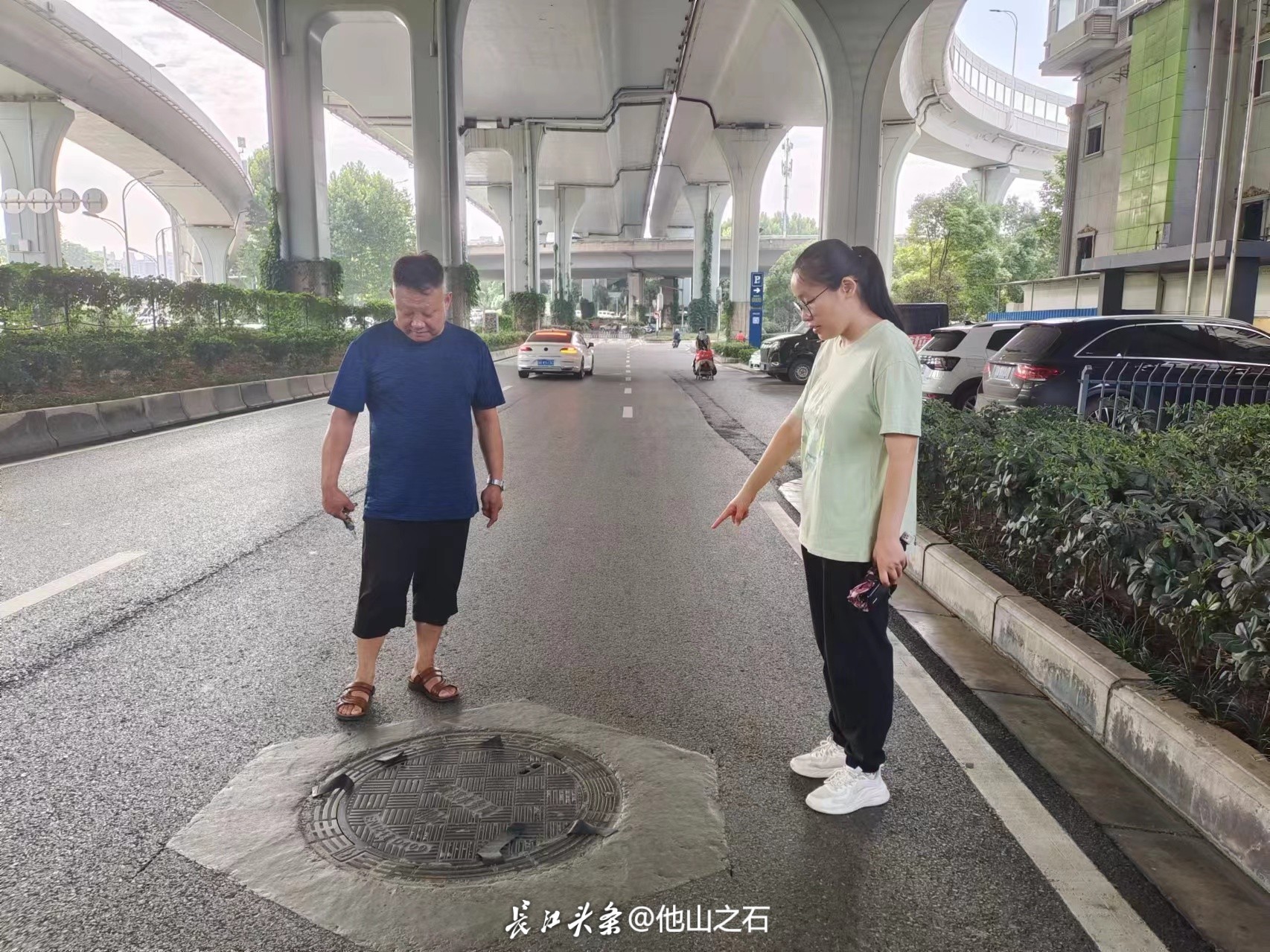 网格员张莹与楼栋长徐芬万对维修后的井盖再次测试，确保井盖无异常响声。.jpg