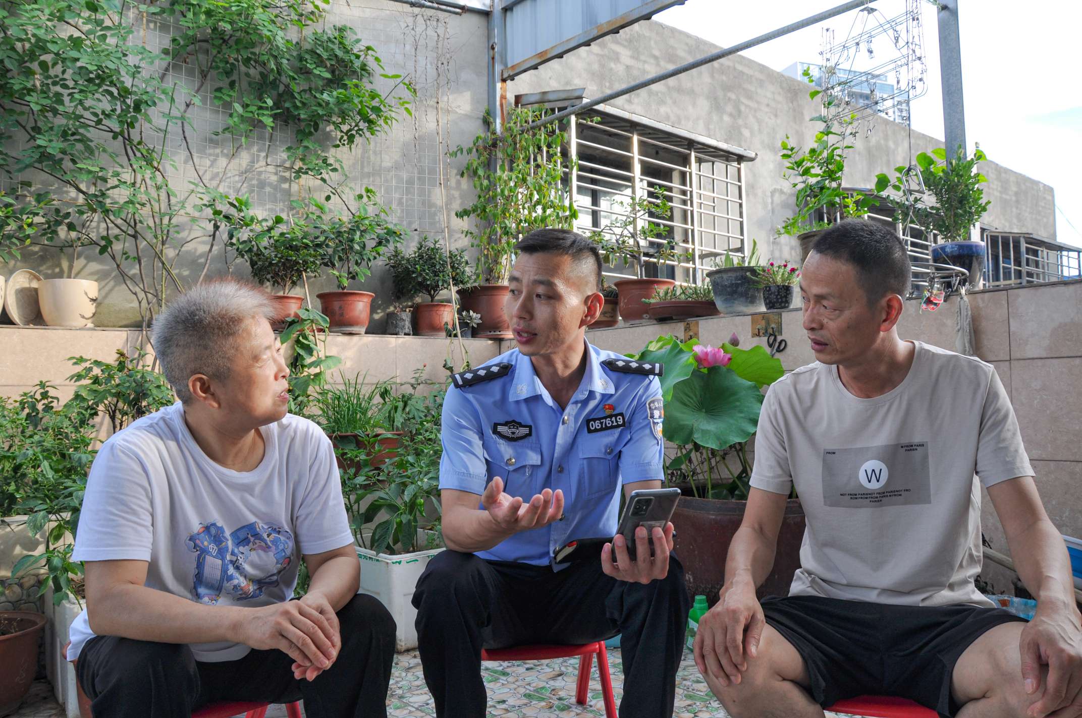 军转民警、襄阳市公安局高新技术产业开发区分局黄家社区民警梁宁普走访群众.jpg