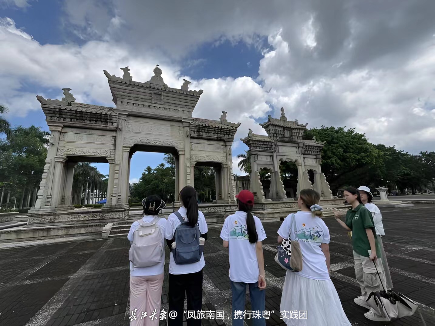 队员实地调研梅溪牌坊（拍摄者：卓楠）.jpg