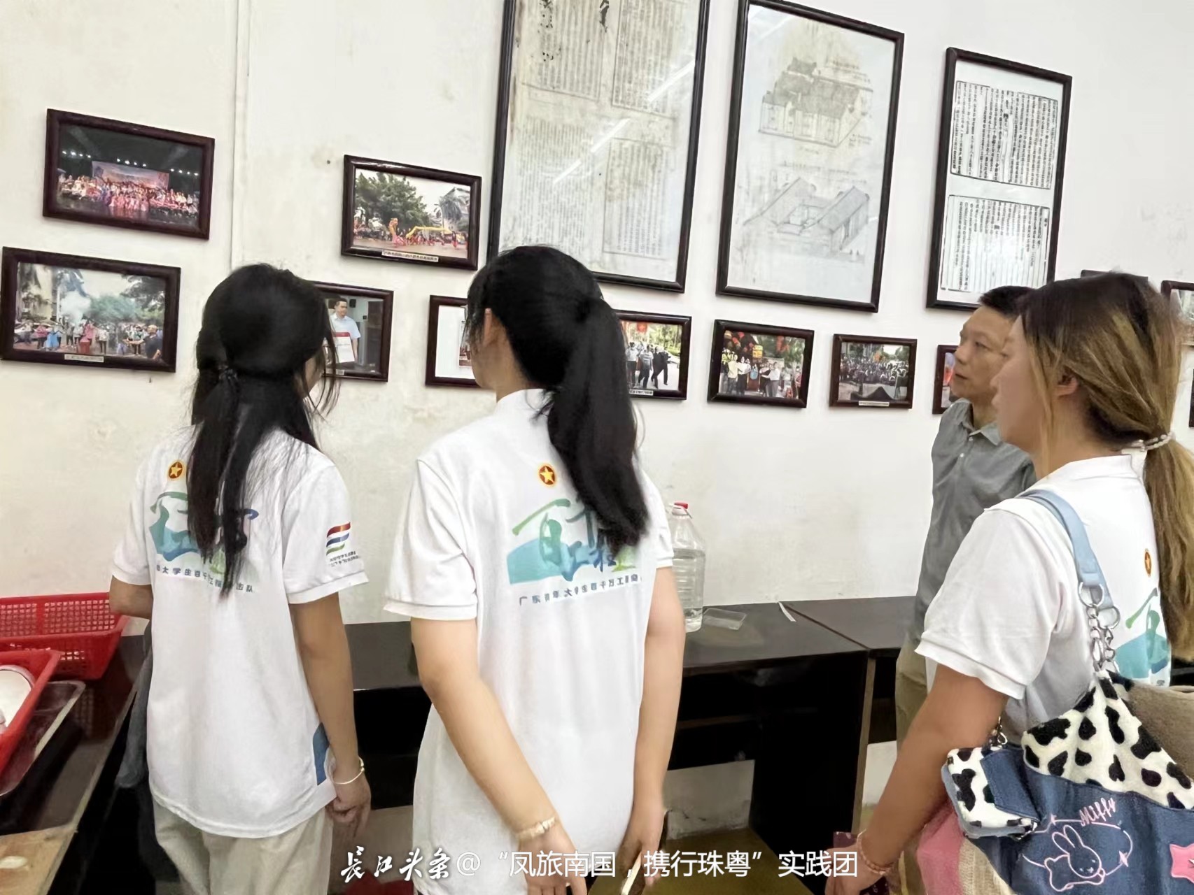 卢相公文化传承人向队员介绍习俗（拍摄者：卓楠）.jpg
