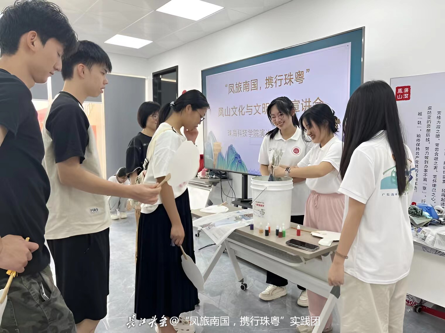 队员协助社区居民参与漆扇制作活动（拍摄者：卓楠）.jpg
