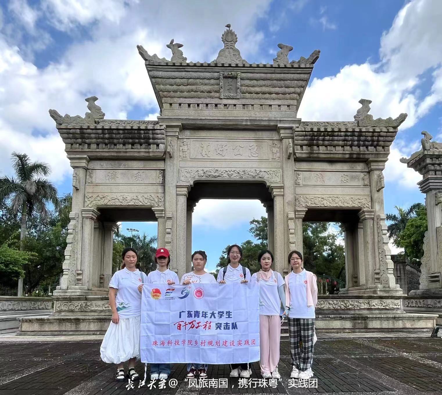 队员在梅溪牌坊前拍照合影（拍摄者：卓楠）.jpg