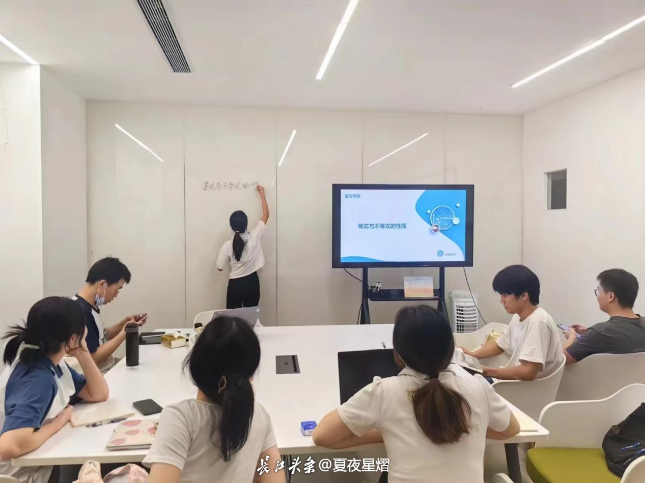 支教组在进行模拟课堂.png