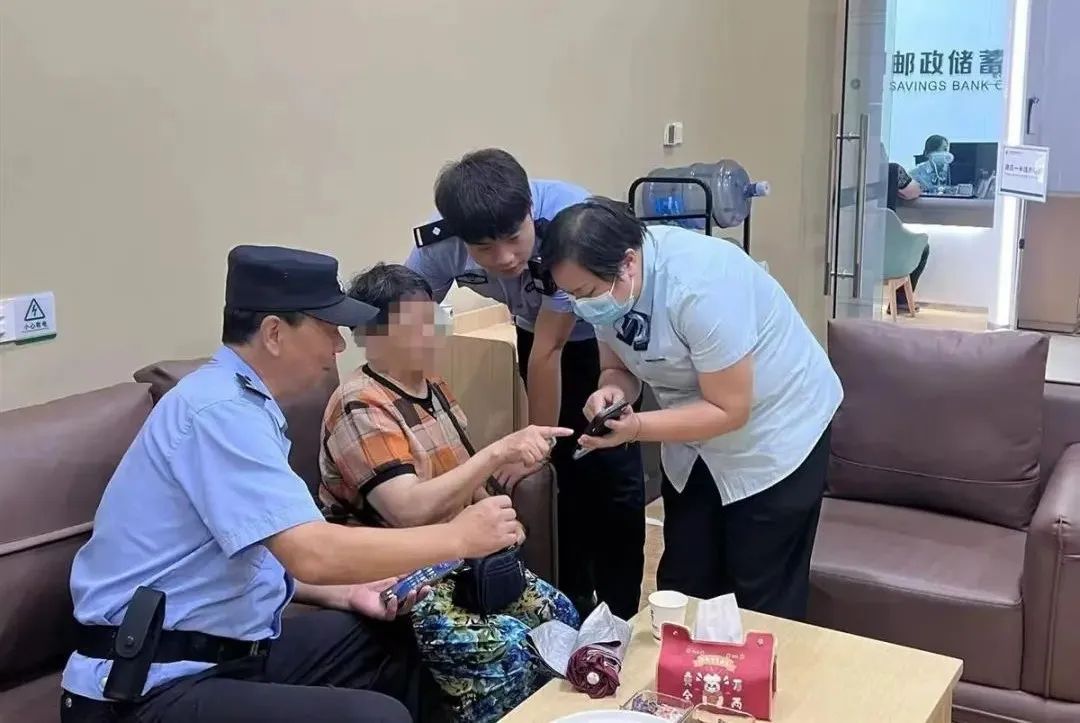 宜昌警方联动相关部门帮助老人保住养老钱.jpg