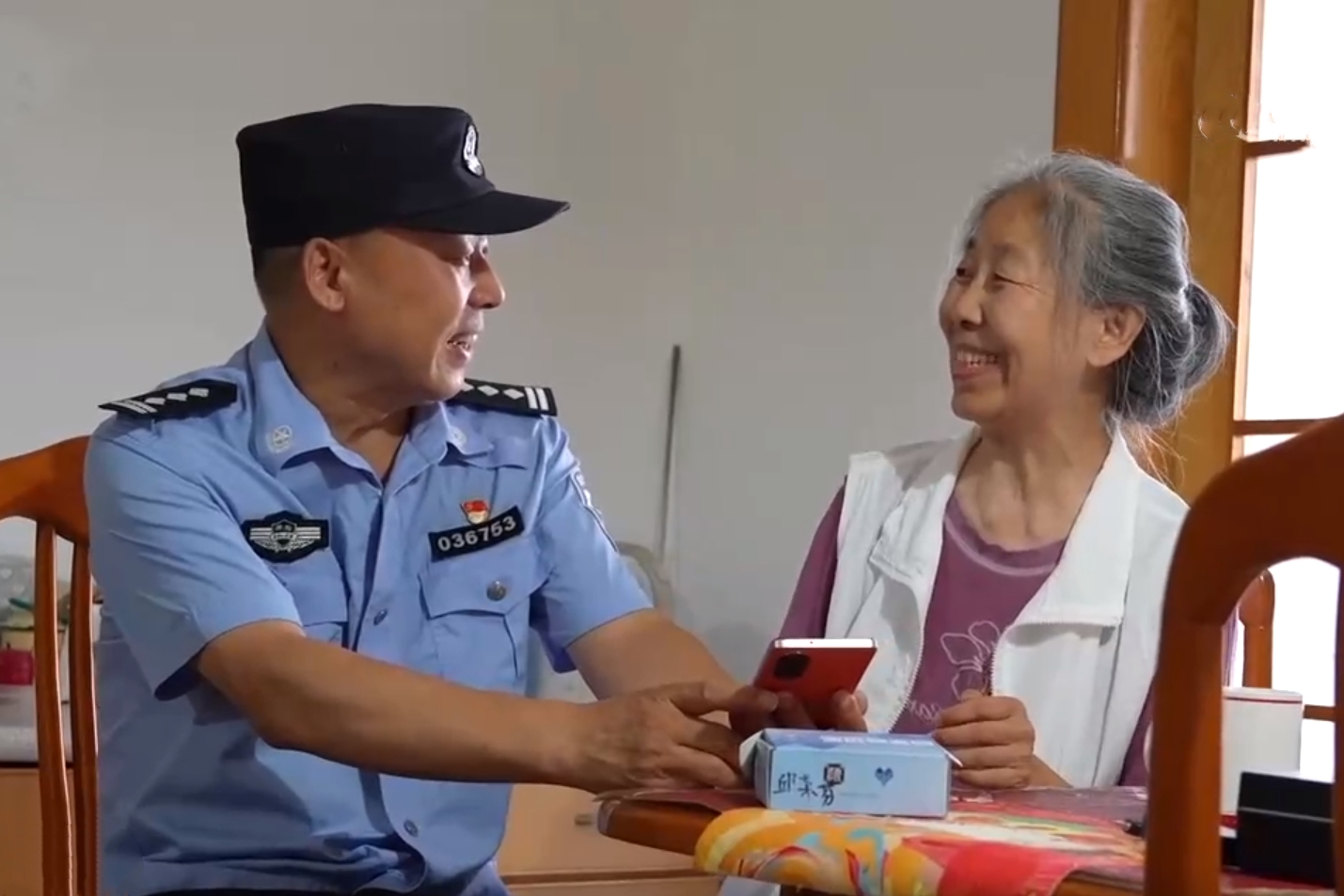 武汉警方向有需要的老人发放智能钥匙扣.jpg