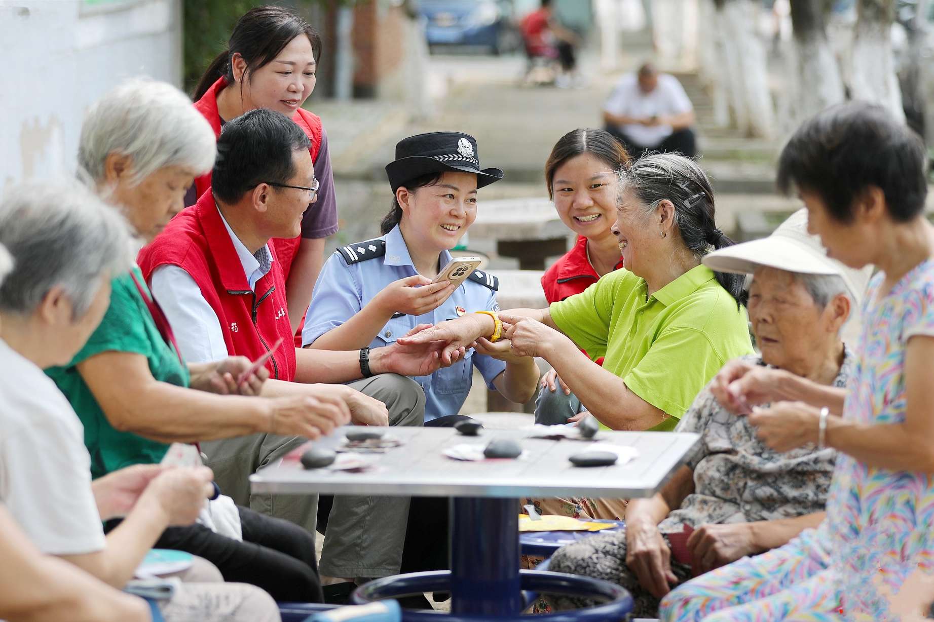 荆门警方为辖区老人发放可佩戴式定位“黄手环”.jpg
