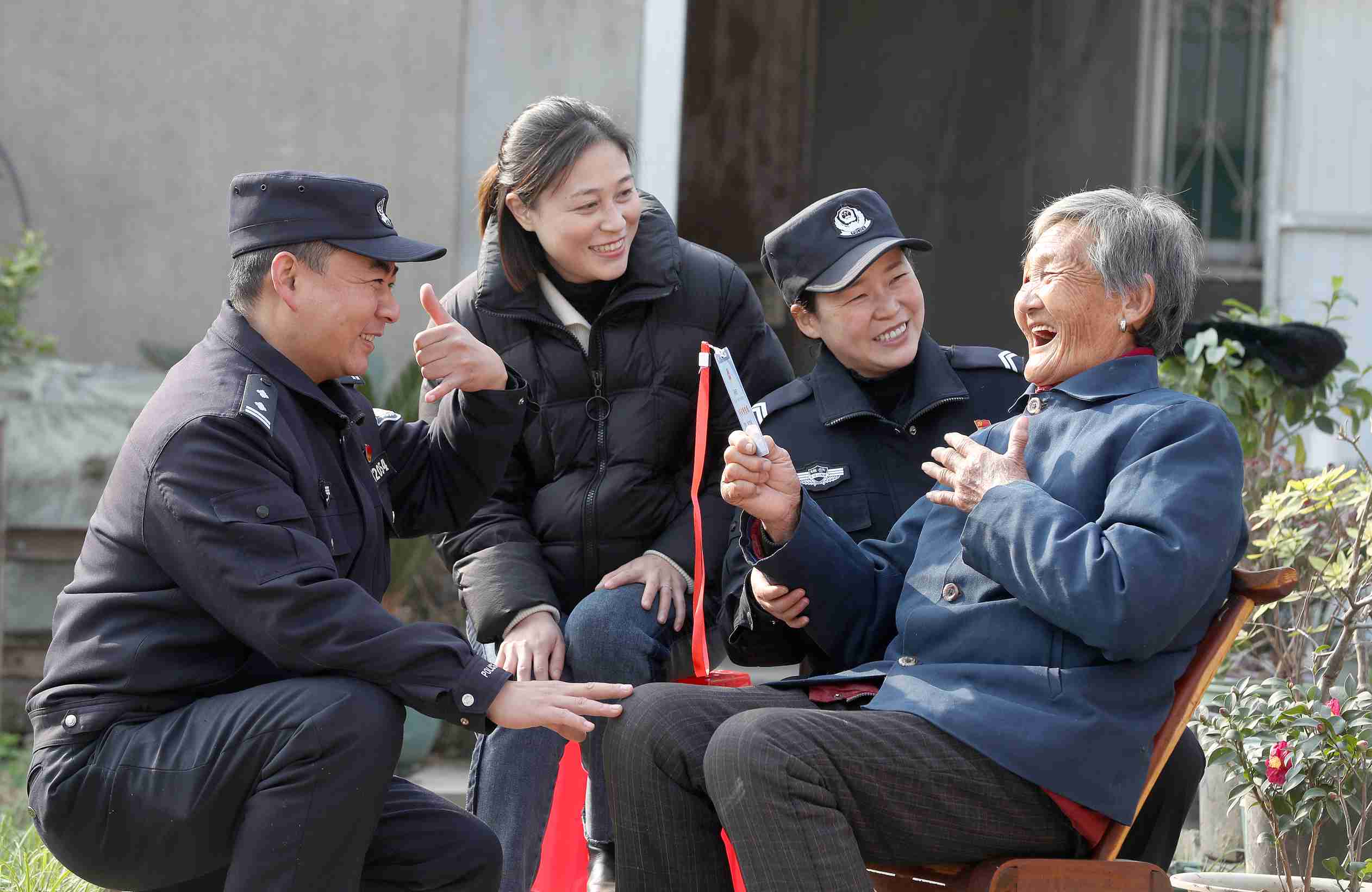 钟祥警方对孤寡老人开展上门帮扶.jpg