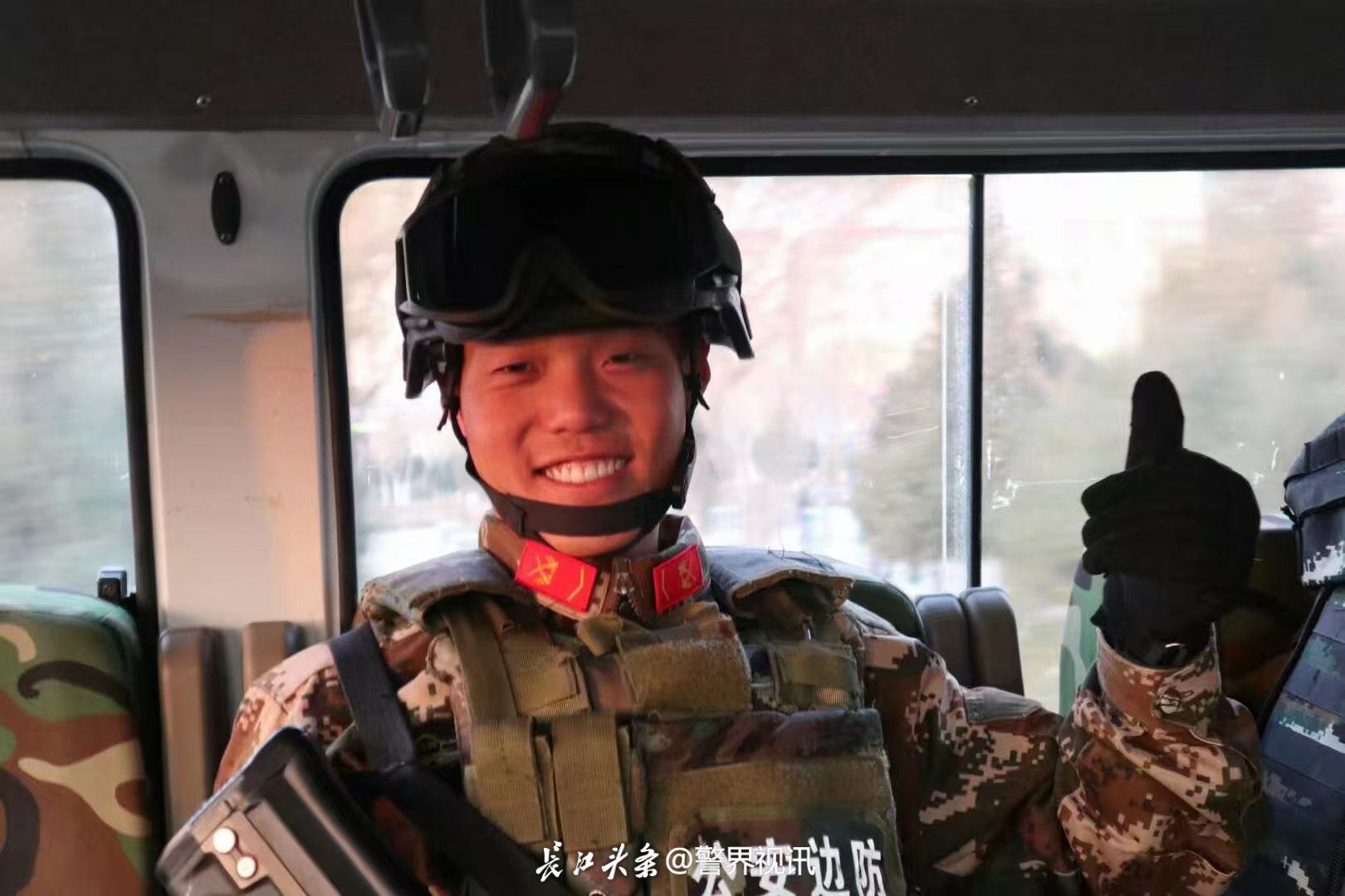 图5为刘枝港武警边防部队时参加演练留念照片.jpg