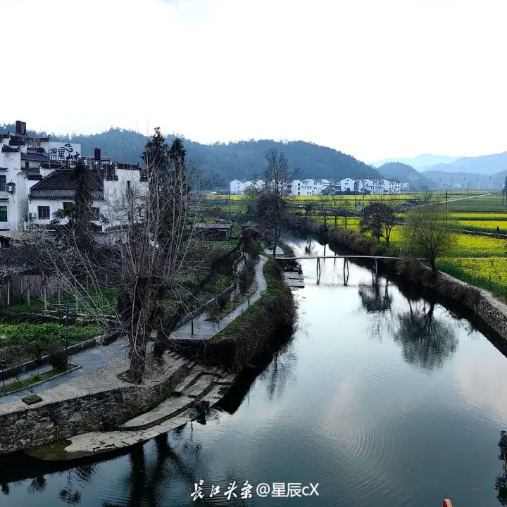 婺源黄山旅行之七：思溪村
       思溪村位于江西省婺源县思口镇境内，距县城紫阳镇13千米左右。始建于南宋庆元五年（1199年），至今已有800余年。当时建村者俞氏以（鱼）思念清溪水而名。其田园风