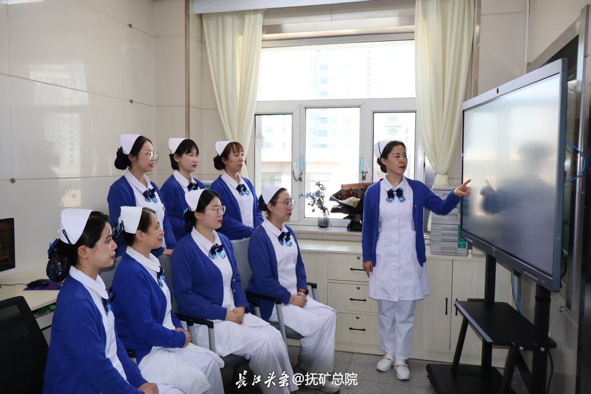 2 护士长王月颇为护理团队讲解患者护理要点.jpg