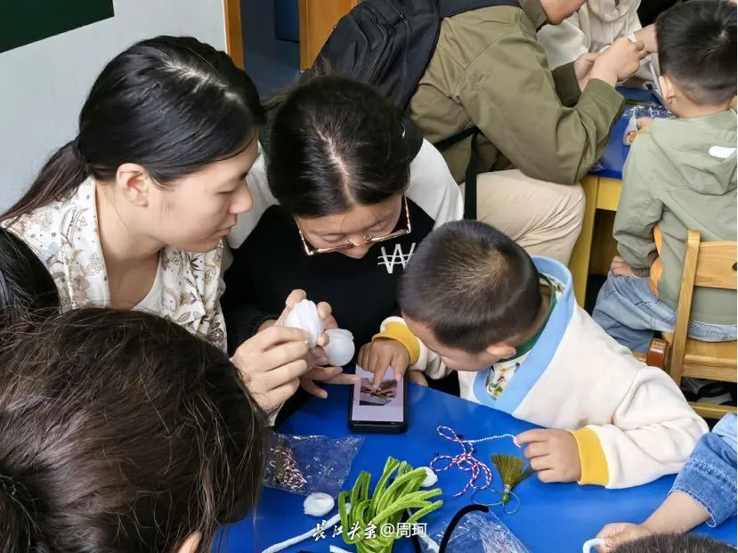 经管学院会计学本科生党支部走进镇江市残疾人联合会温暖“星星的孩子”
  端午粽叶香，六一笑语扬。经济管理学院会计学本科生党支部以爱心为舟，接连驶入特殊儿童的心灵港湾，在传统节日与孩子们的节日里谱写了一