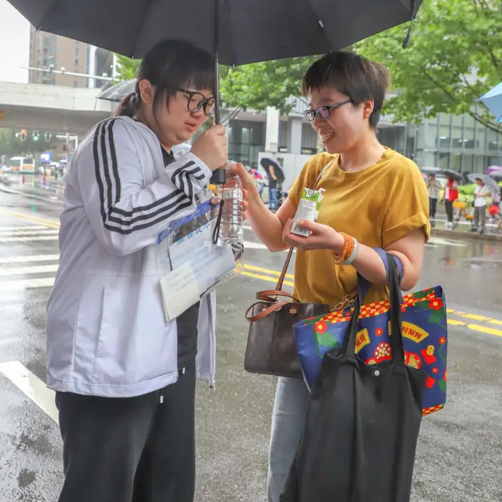 6月9日高考最后一天，早上家长冒雨送孩子到考场，考试结束，考生轻松愉快地走出考场，定格一生中最重要的时刻。