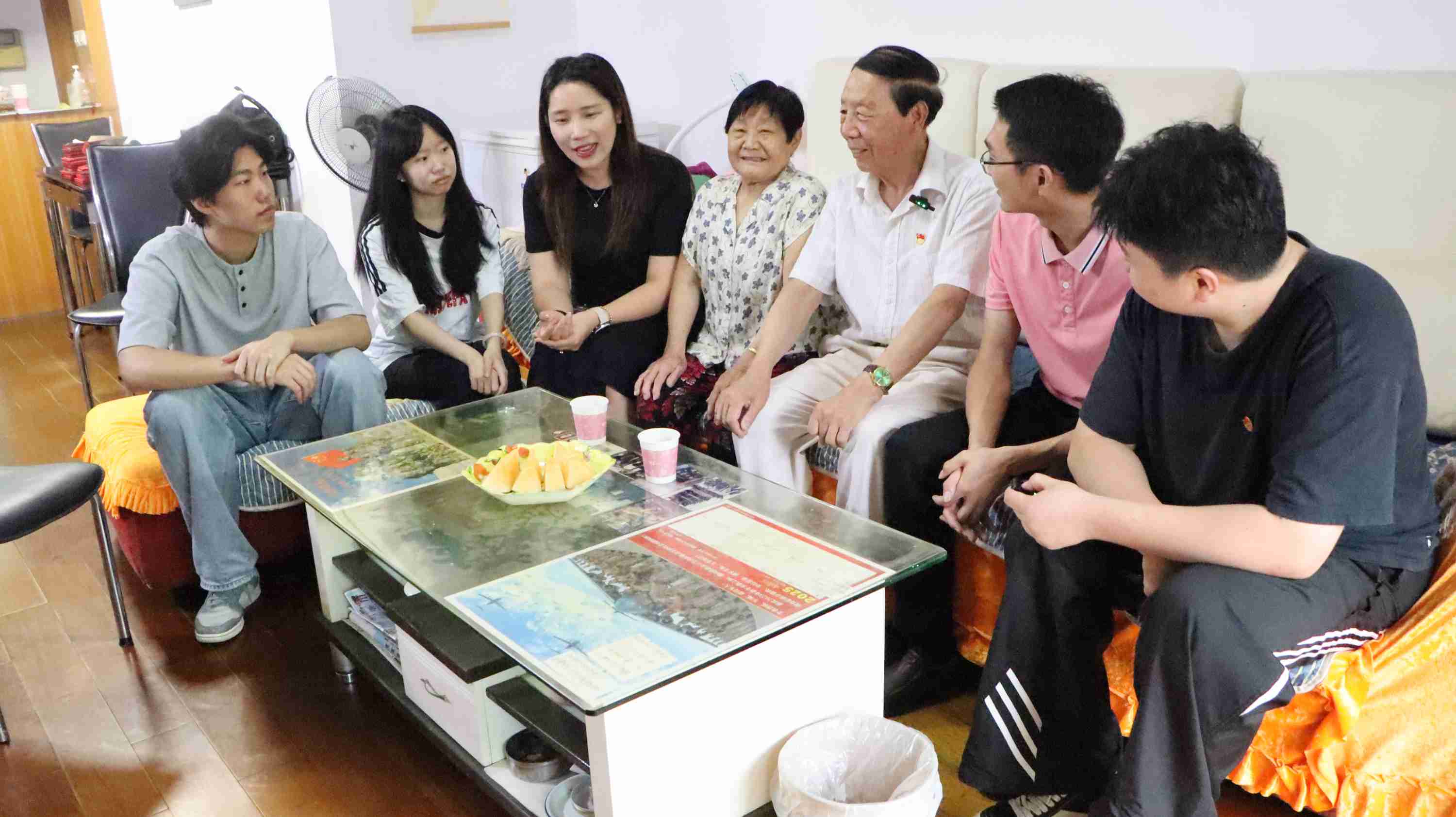图2：老党员刘忠万现场讲党课