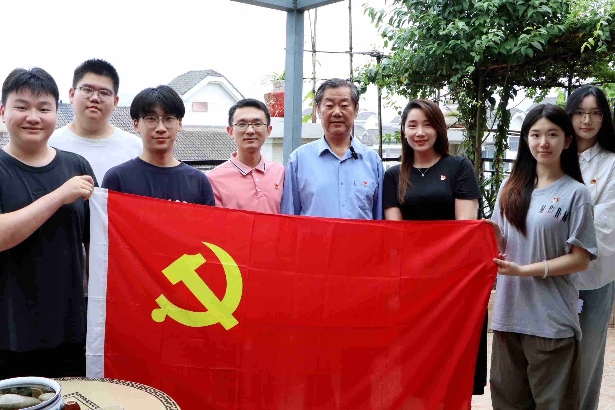 图3：青年学子与老党员合影