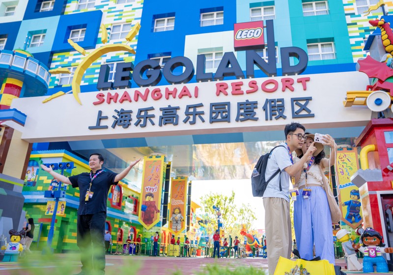 昨天，上海乐高乐园度假区正式开门迎客。上午8时已有不少乐高迷提前两小时到门口排队留影.jpg