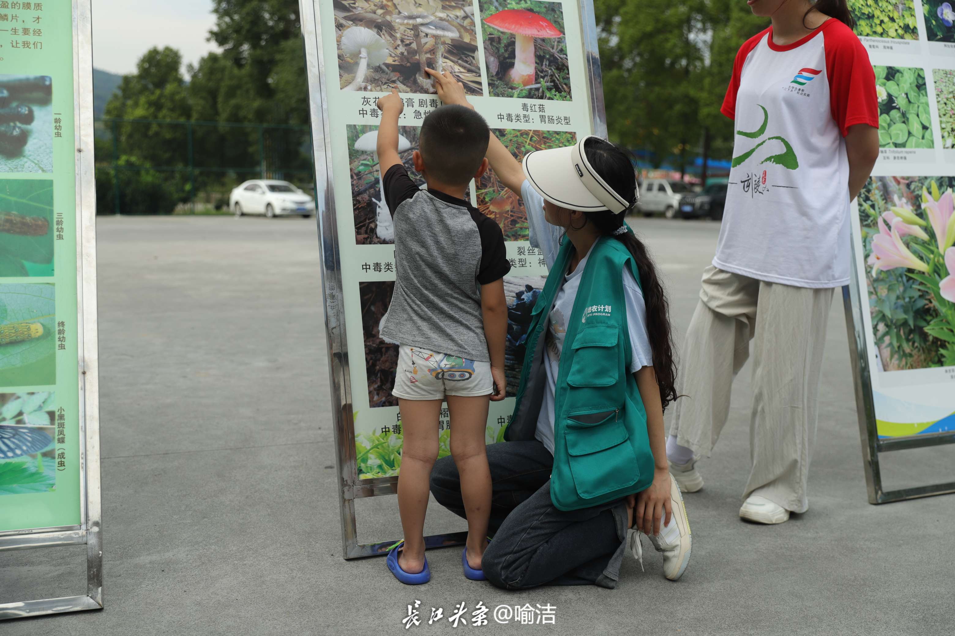 图为展板讲解 (2).JPG