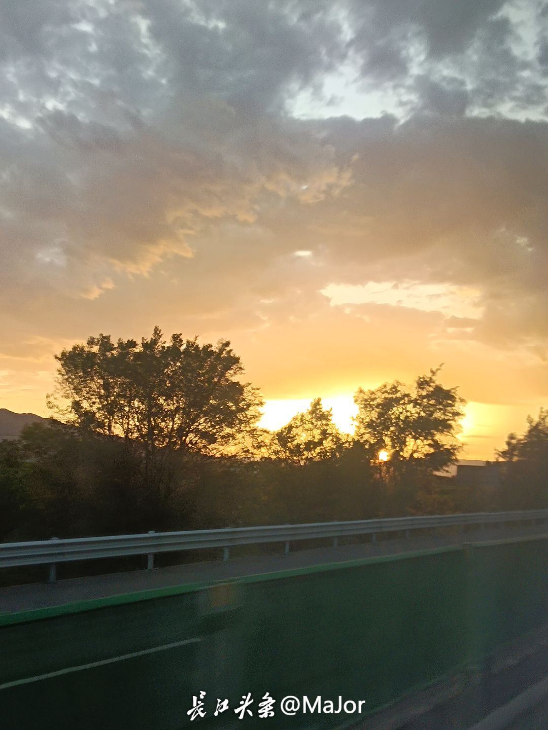 大巴夕阳.jpeg