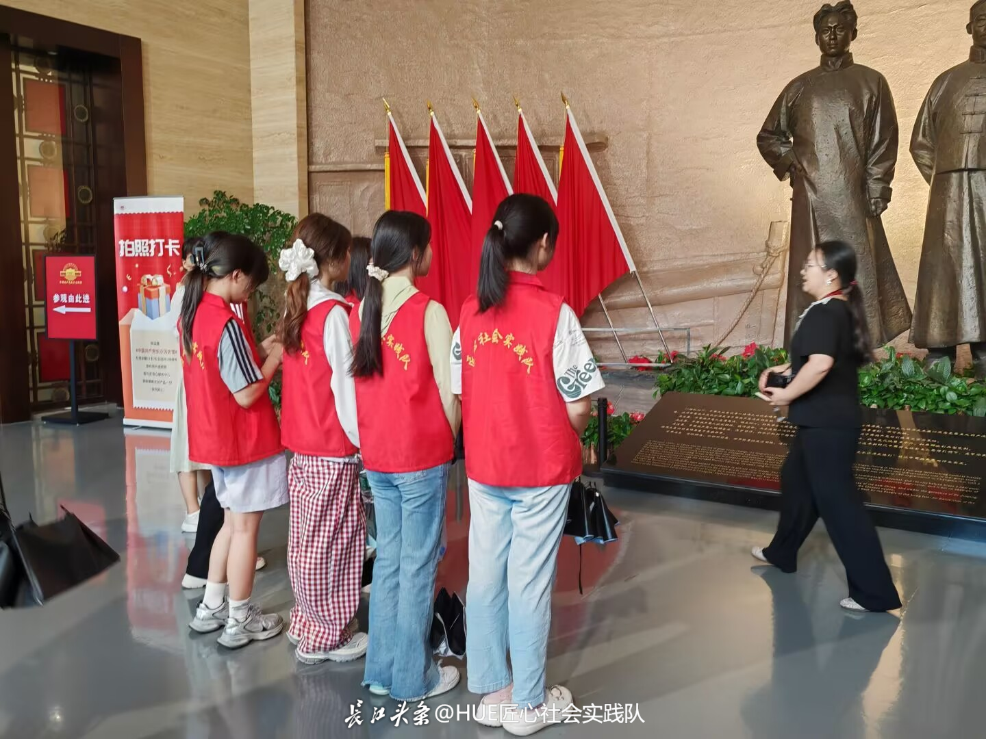 中国共产党长沙历史陈列馆听讲解员讲述历程.png