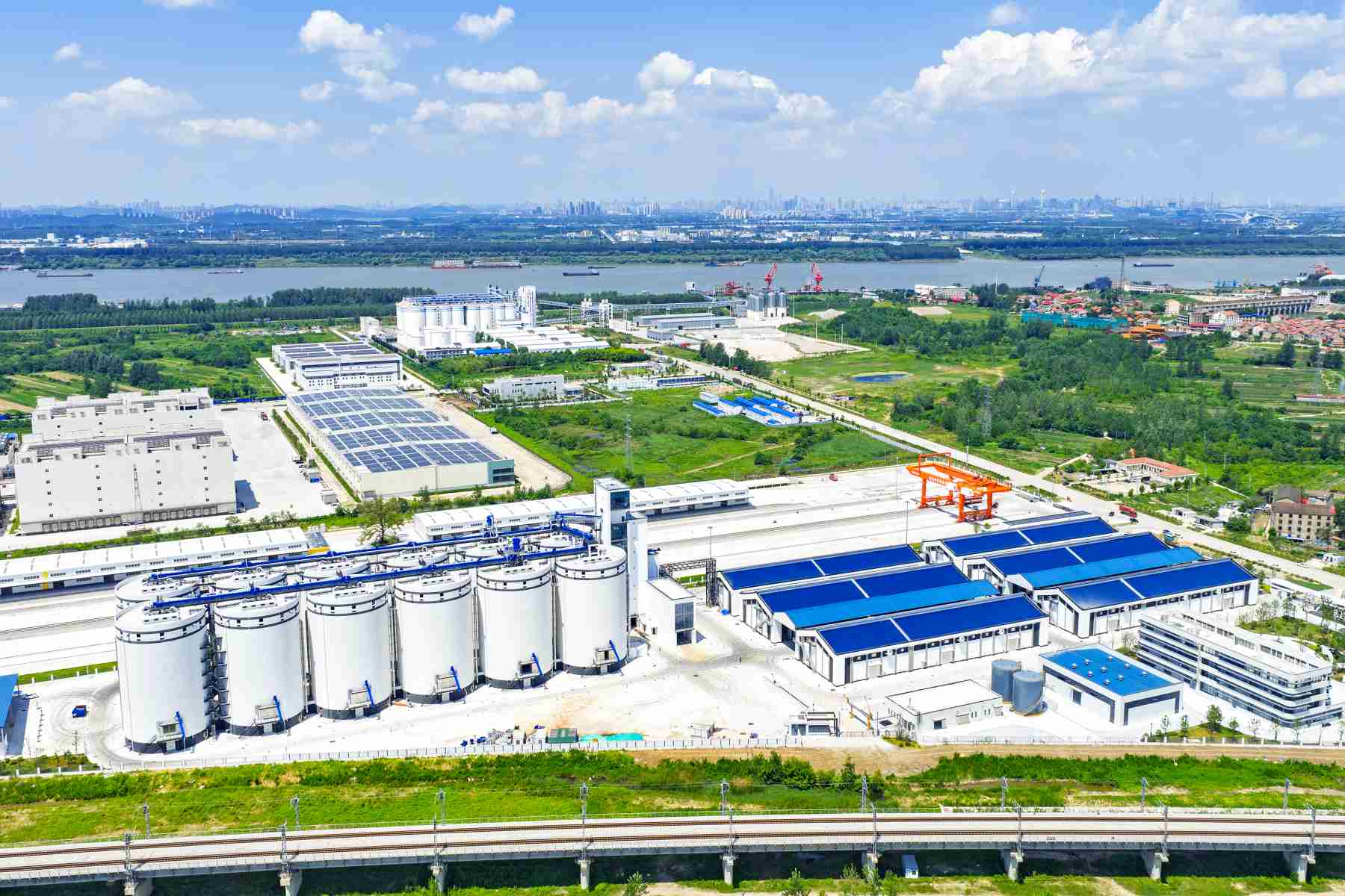 国家粮食现代物流（武汉）基地   吴毅 摄