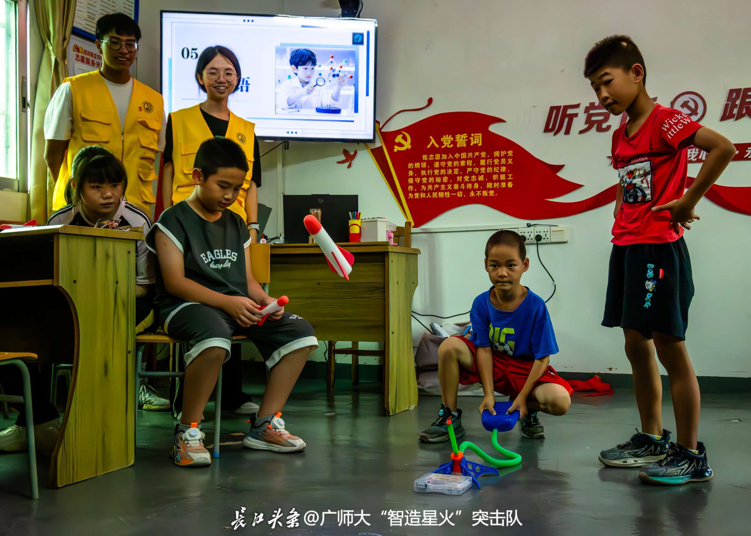 突击队在课堂开展小火箭科技比赛趣味实践活动.jpg