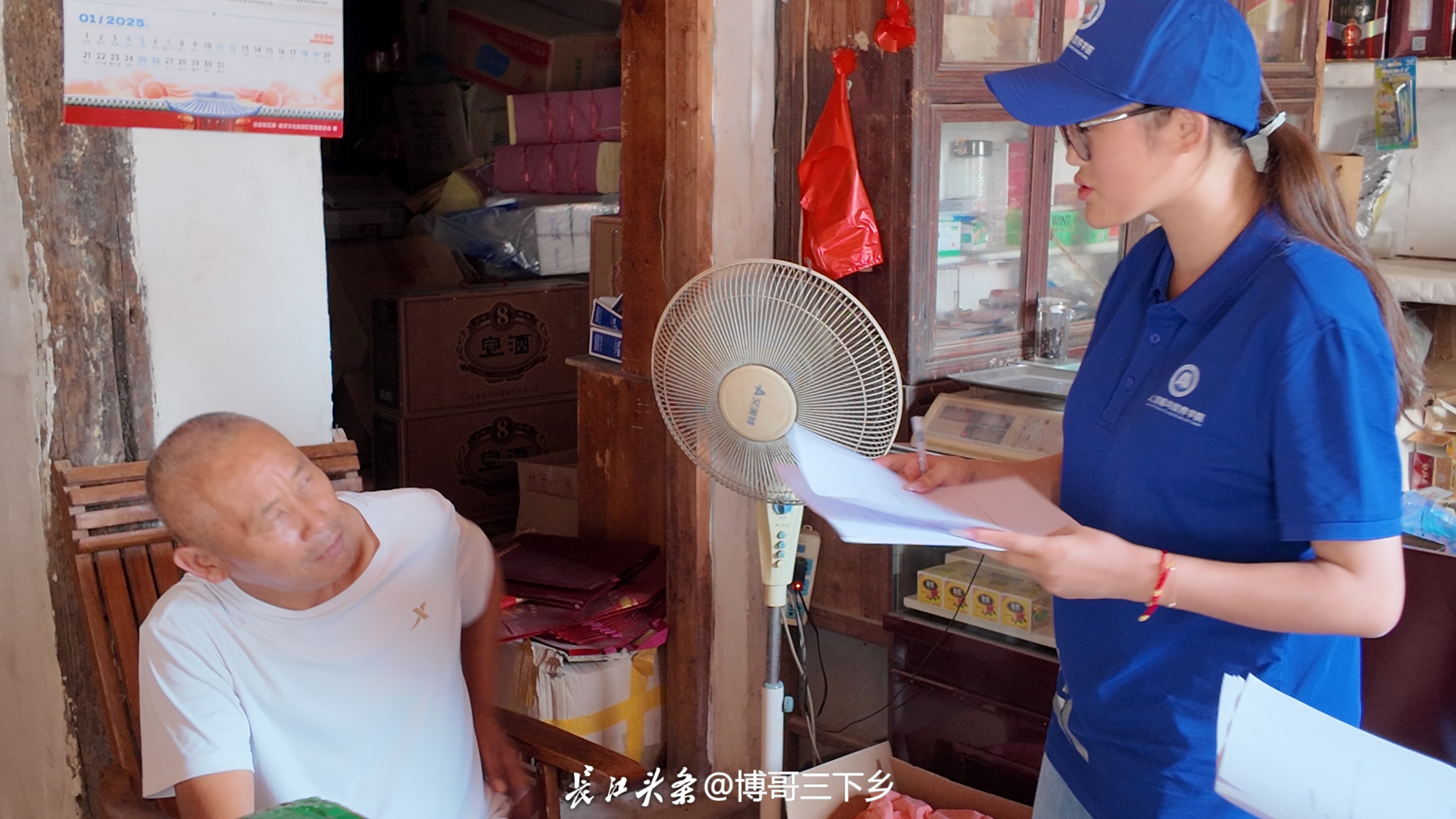 图为实践团成员采访当地居民.JPG