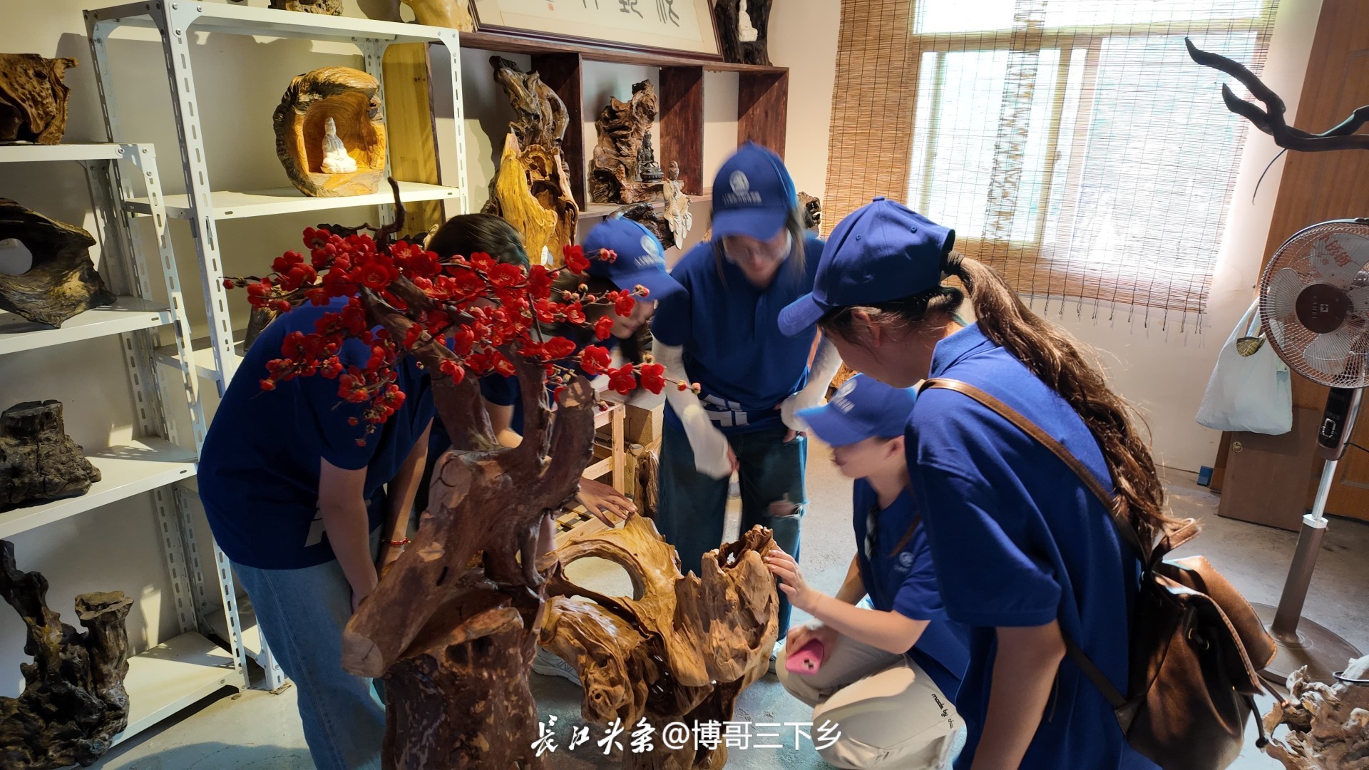 图为实践团成员参观查济根艺轩.JPG