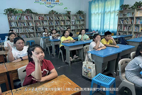 孩子们举手回答问题.jpg