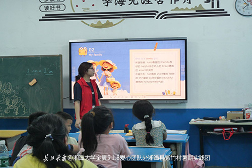 团队成员在课堂讲解单词.jpg