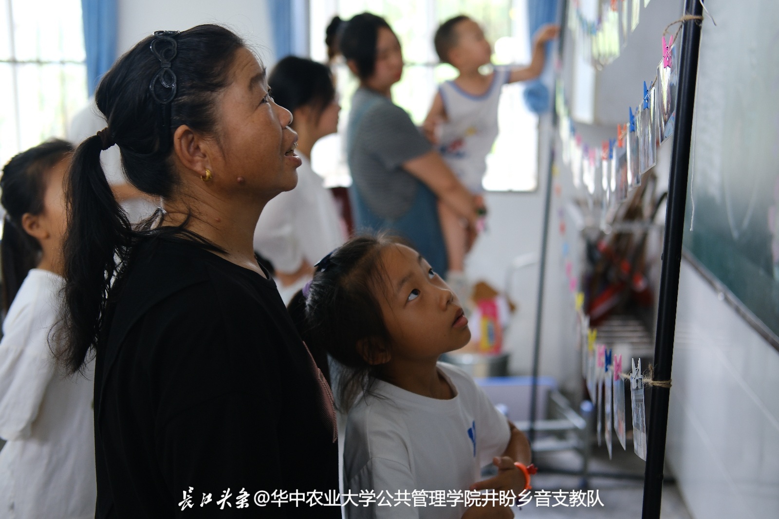 家长和孩子参观“幸福时刻” 邵巧玲摄.jpg