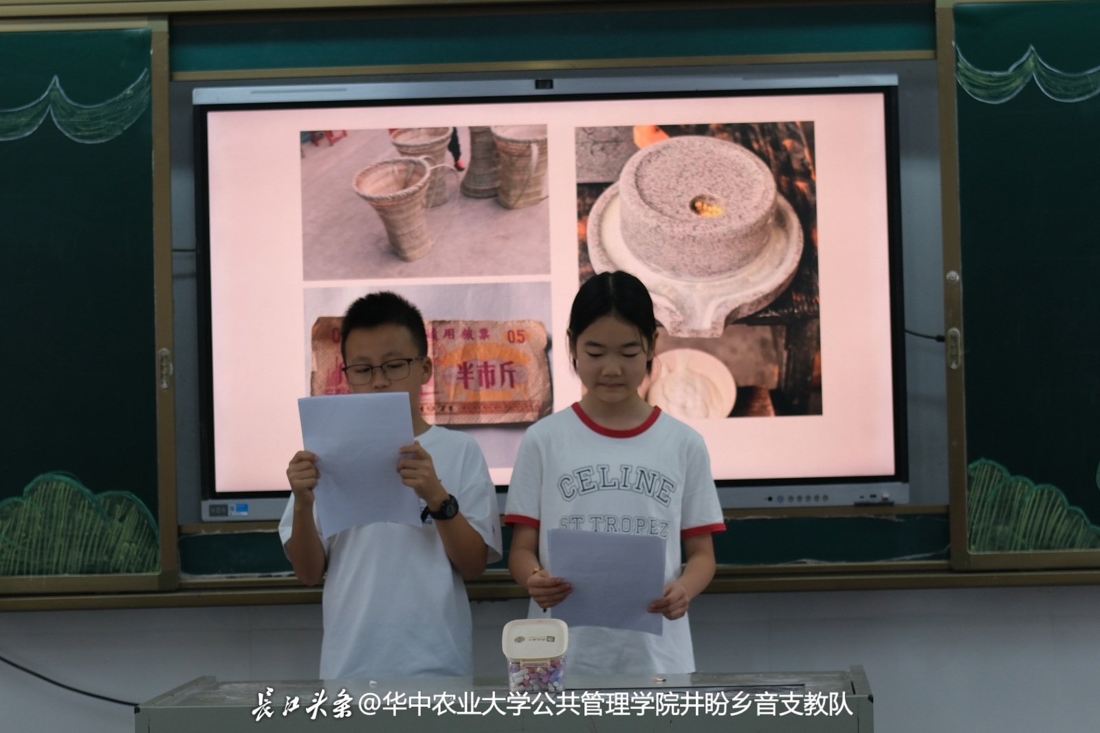 讲解员讲解老故事 邵巧玲摄.jpg