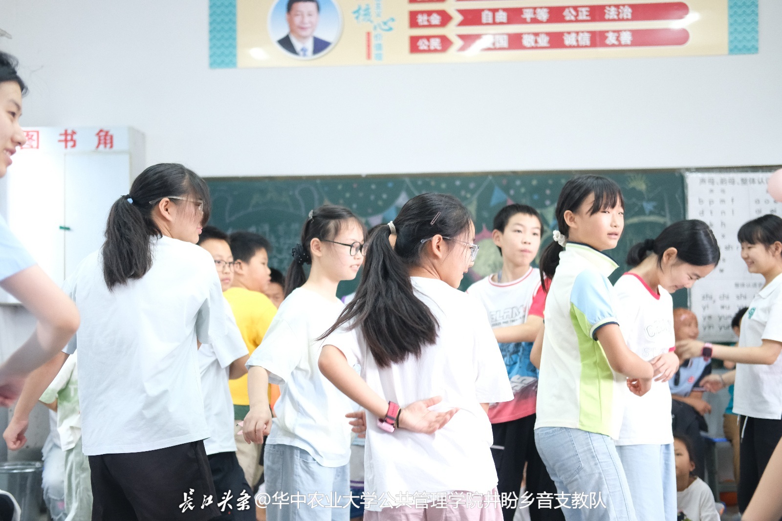 家长和孩子共跳土家摆手舞 邵巧玲摄.jpg