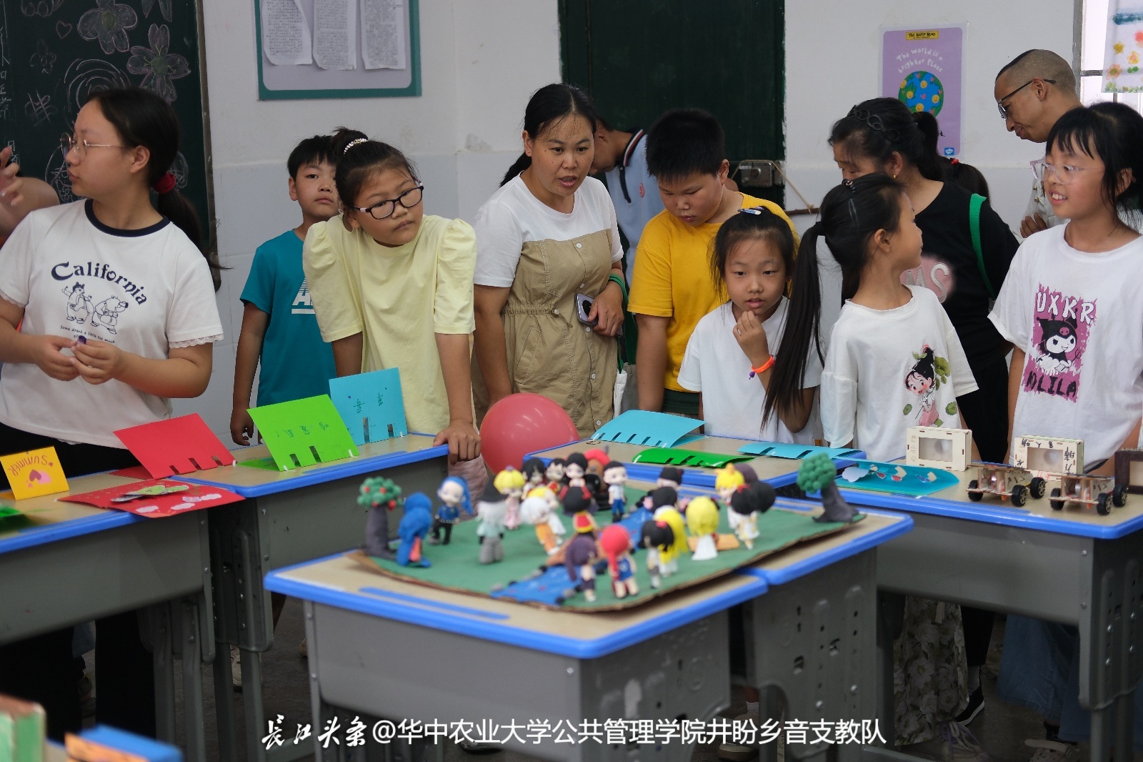 家长和孩子参观课堂作品展示 邵巧玲摄.jpg