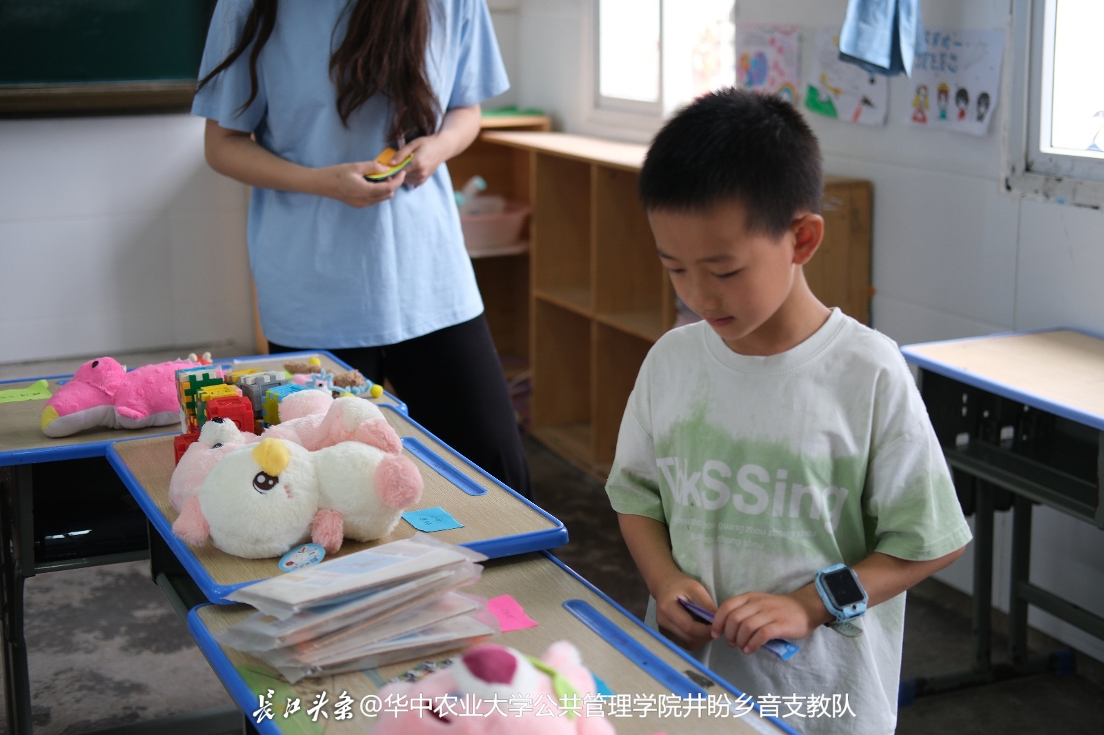 孩子们在二手集市用虚拟货币购买 邵巧玲摄.jpg