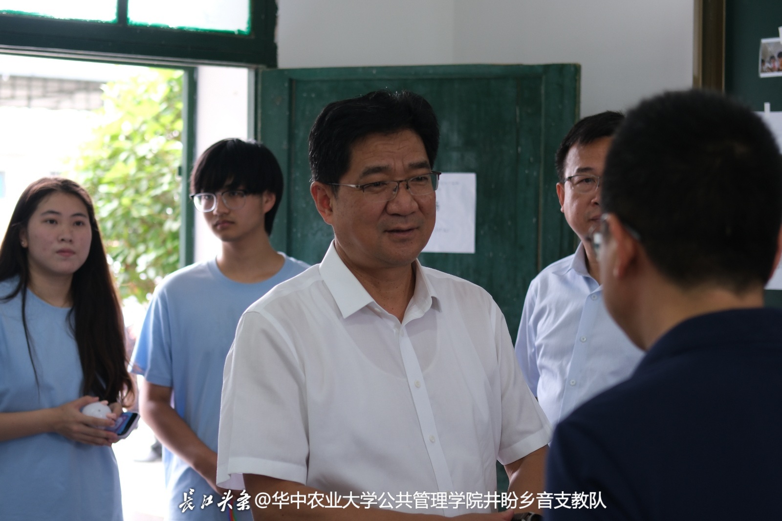 领导到校参观 邵巧玲摄.jpg