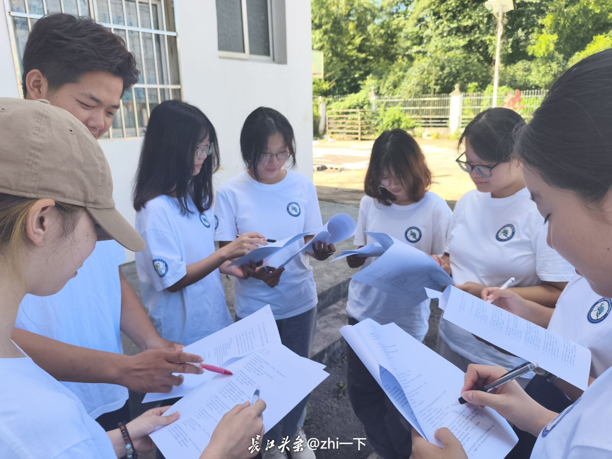 图为团队成员们打磨贴合乡土的生态调研思路。周蔚蓉 供图.jpeg
