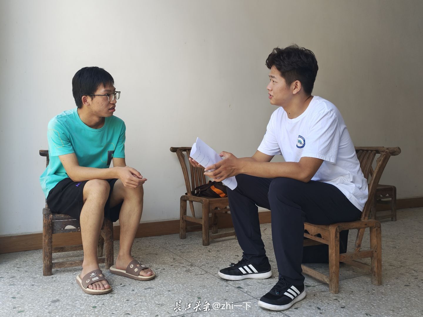 图为团队成员询问村民当地环境变化史。姚灿 供图.jpeg