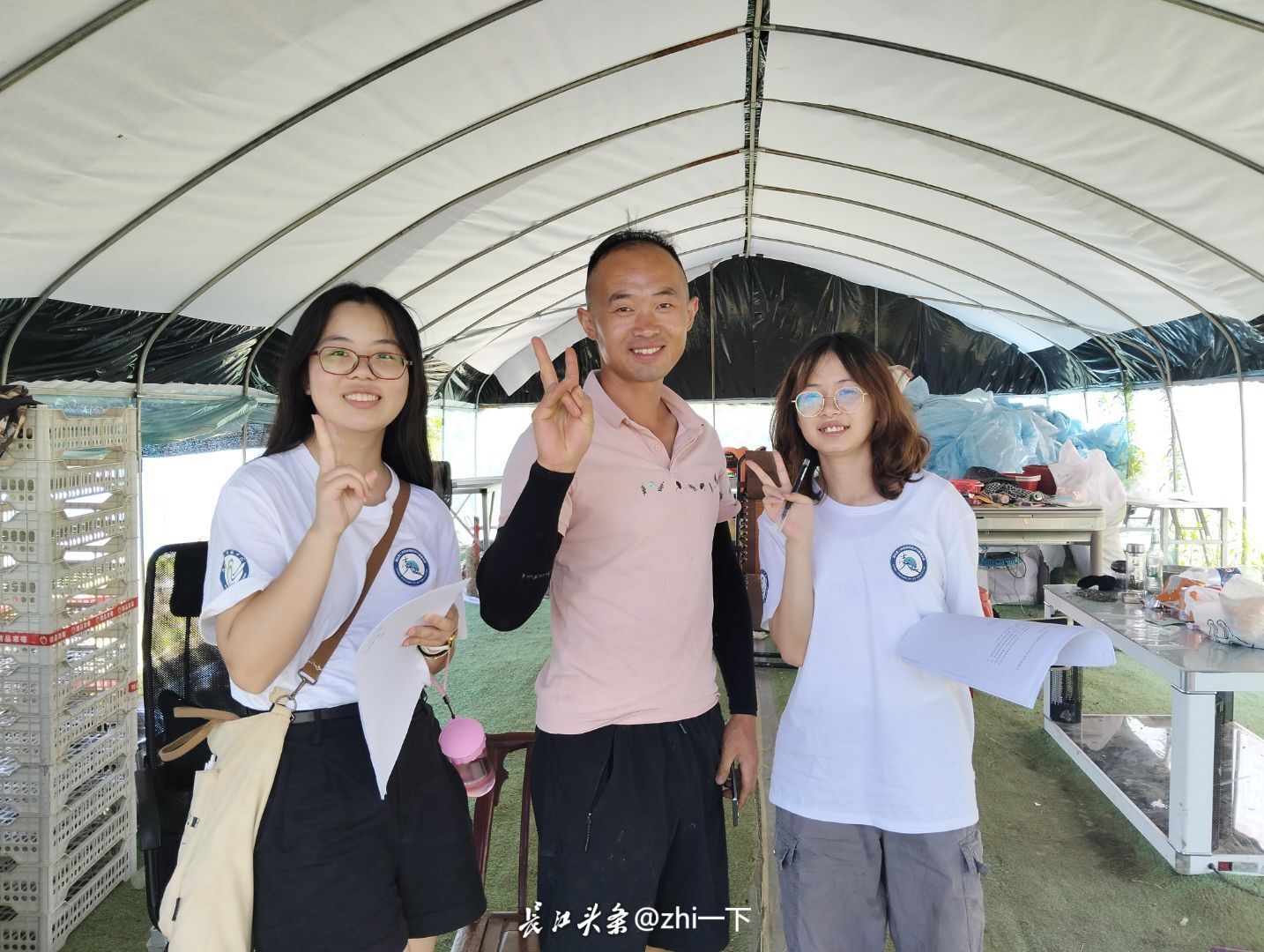 图为团队成员与草莓园园主洽谈旅游营收后合影留念。蒋安祺 供图.jpeg