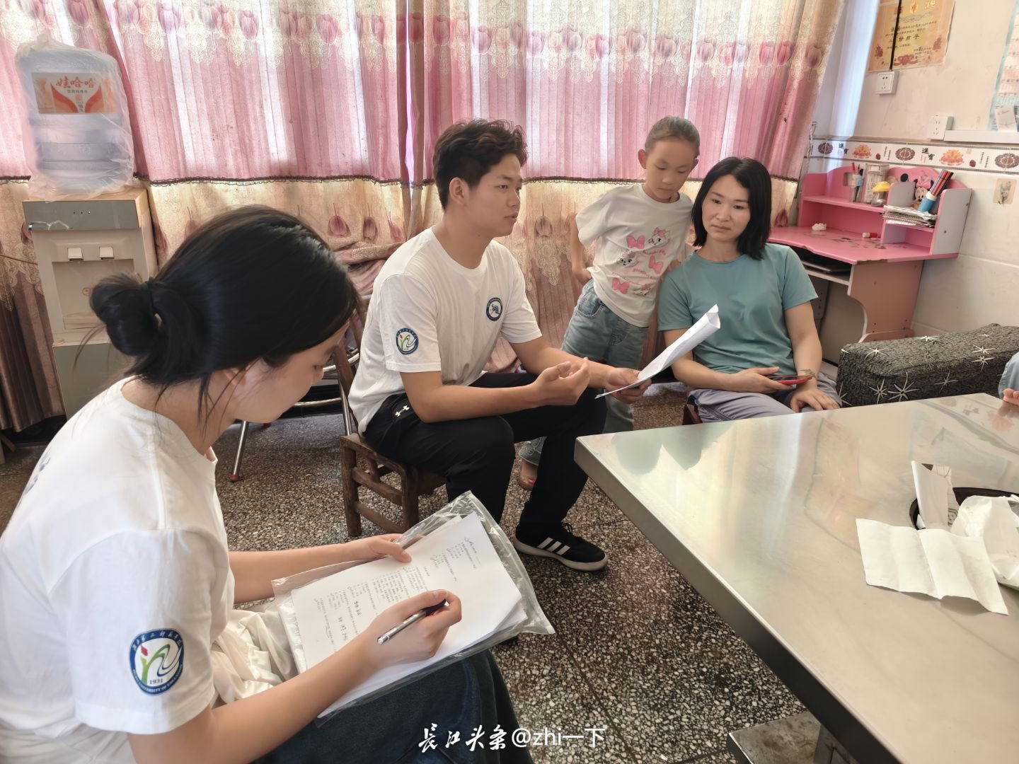 图为团队成员在当地农户家开展生态农业调研记录工作。万心仪 供图.jpeg