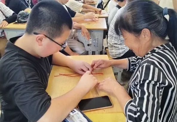 红绳交织，传承文化暖暑期