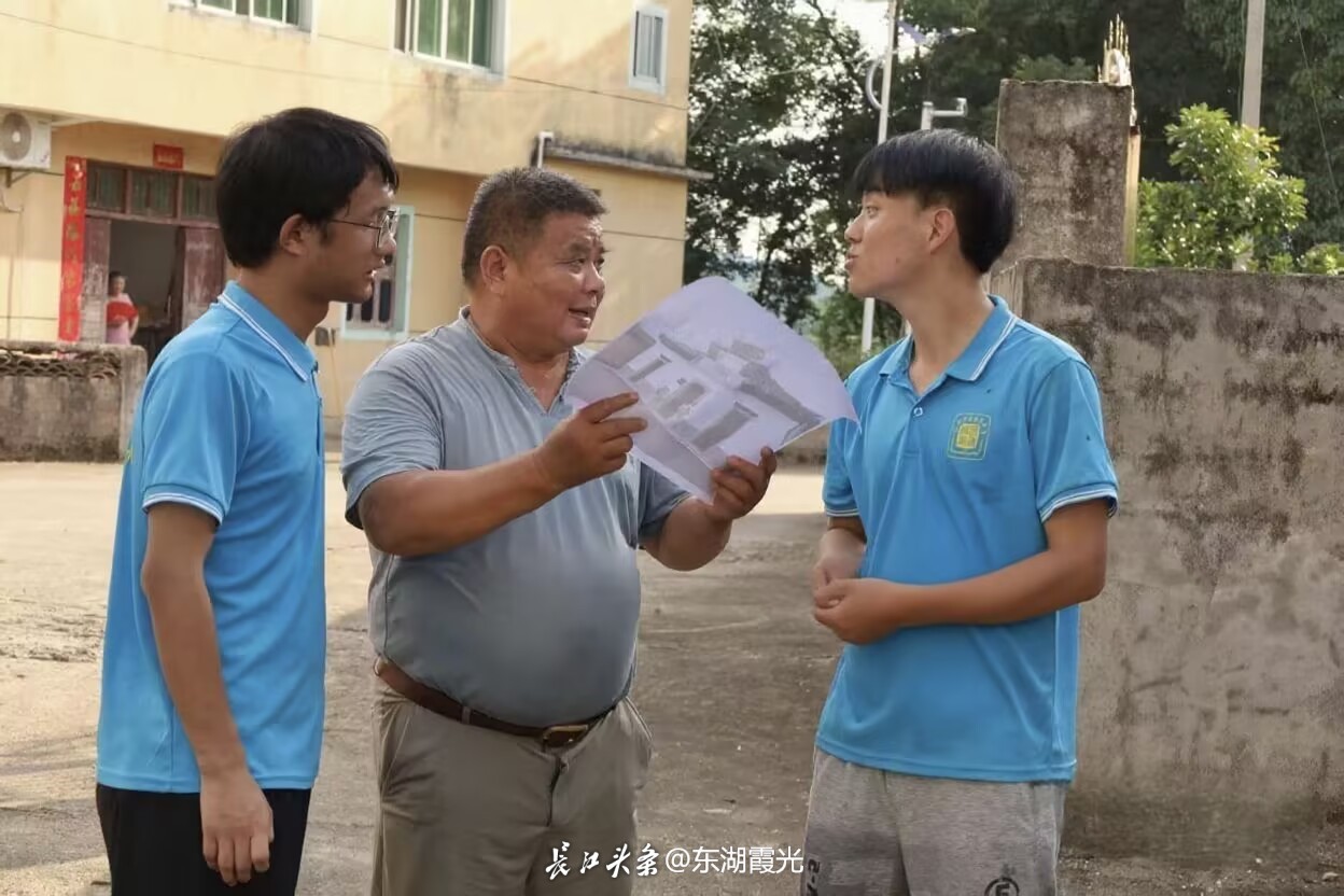 队员与村民交流.jpg
