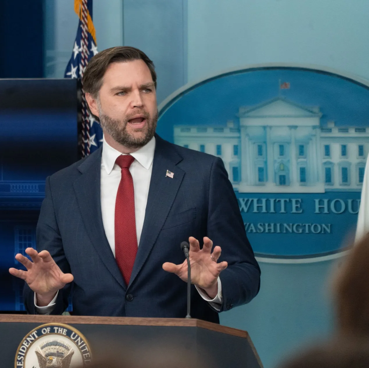 万斯：美伊尚未达成共识 将返美