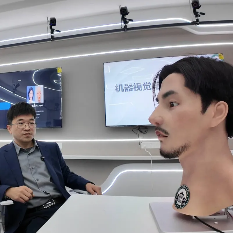 汉产机器人不再板着“机器脸”