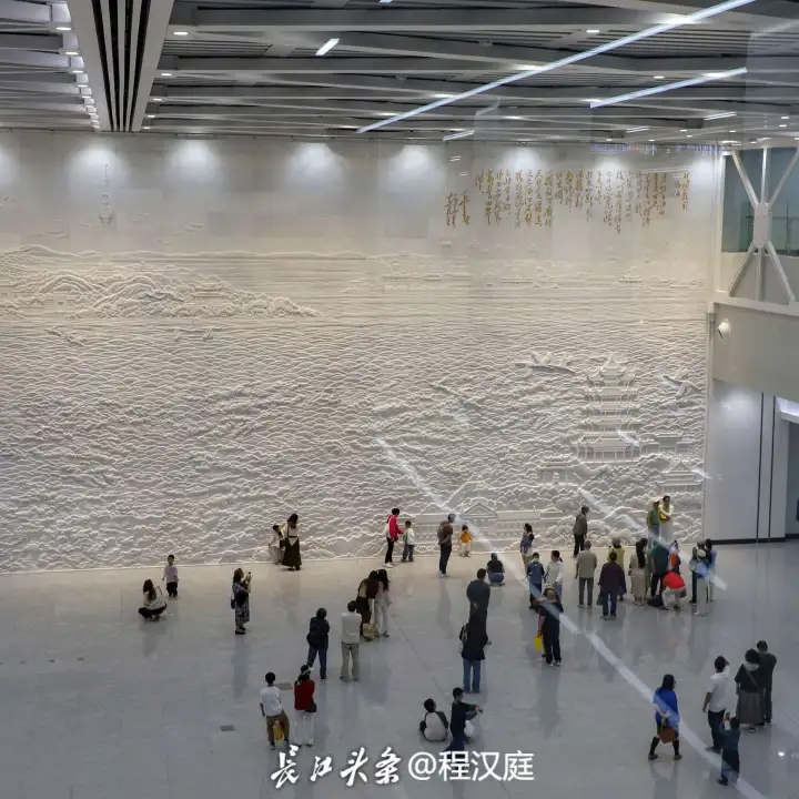 武汉地铁12号线武昌站东广场站‌，于2026年5月1日正式开通，其站厅中央设有一面极具代表性的巨型浮雕艺术墙，成为武汉新晋网红打卡地。由374块宽‌20米‌、高‌12米‌汉白玉‌雕刻拼接而成 。再现武
