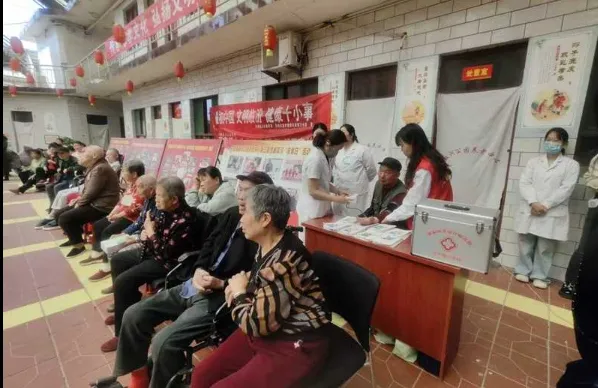 德孝润心暖夕阳 温情献礼母亲节