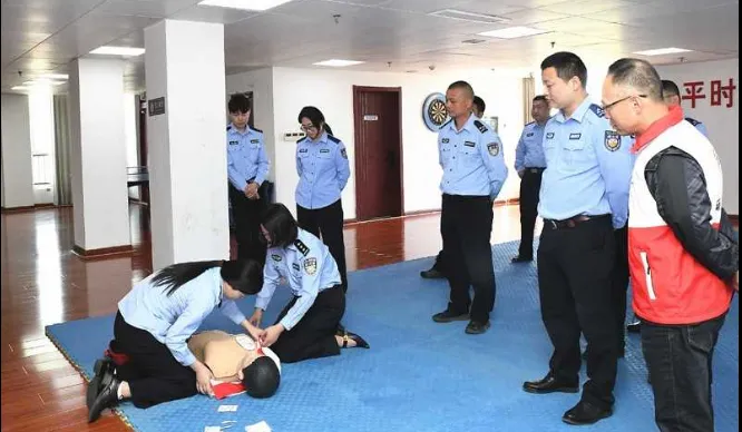急救技能强警魂 警红携手护平安