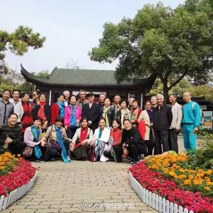 【大歌诗画】悼念华师一附中初中刘晓曦班长同桌2026.06.27
昔年共桌冠同窗，飒爽英姿女班长。
性慧心温持正事，声清语朗立班行。
课中常解疑难句，座畔频分笔墨香。
花甲重逢听戏韵，同学聚会喜洋洋。